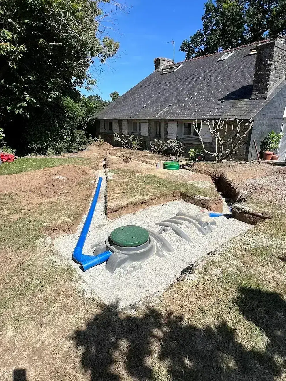 Fosse d'assainissement non collectif enterrée avec regards de contrôle, installation conforme à la Charte ANC en Finistère Sud