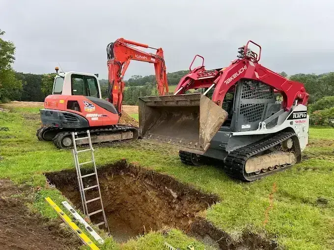 Terrassement d'une fouille pour fosse à la pelle et chargeuse Takeuchi, assainissement en Finistère Sud