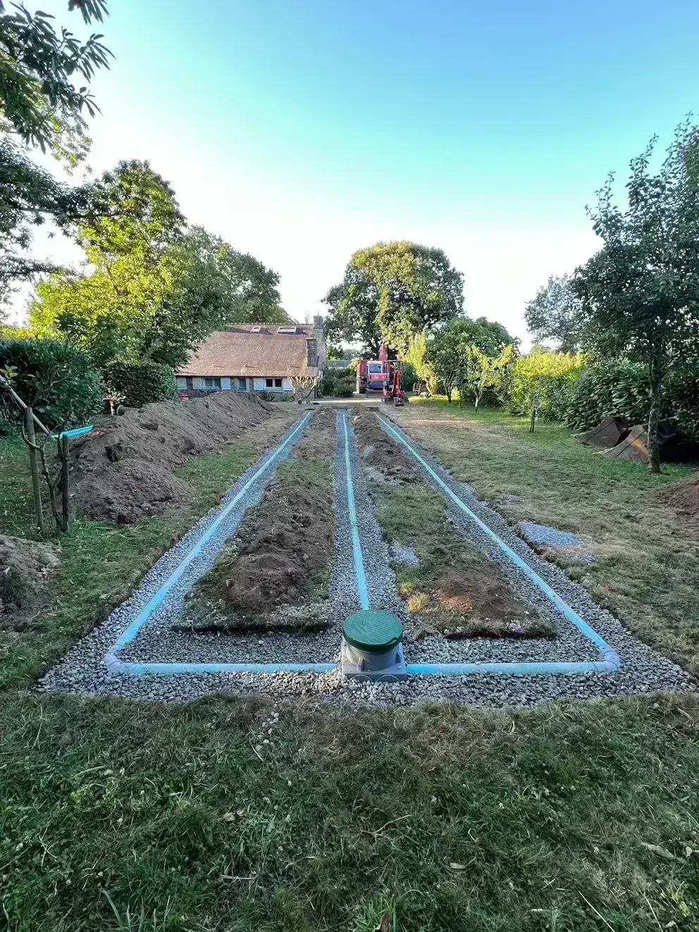 Champ d'épandage à drains posés sur lit de graviers, filière d'assainissement individuel en Finistère Sud