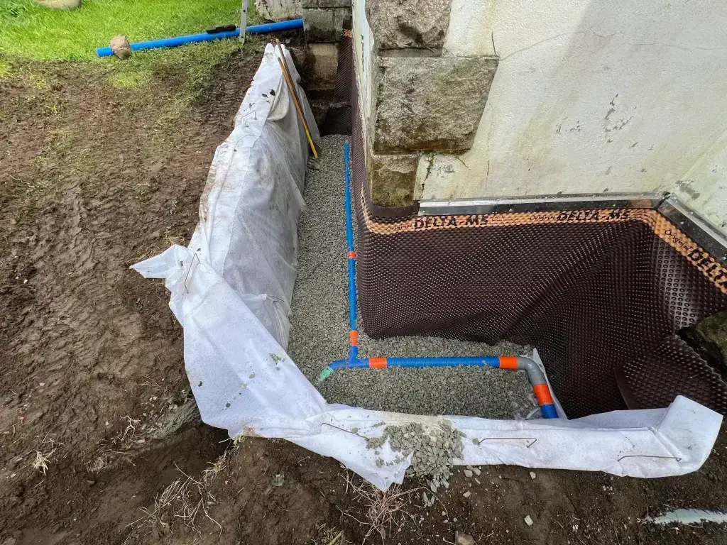 Drainage périphérique de fondation avec membrane Delta MS et géotextile, gestion des eaux en Finistère Sud