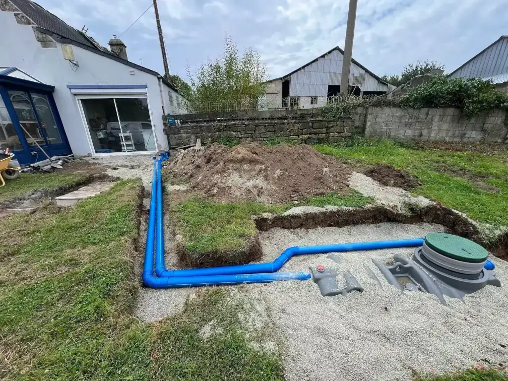 Réseau d'eaux usées en PVC bleu raccordé à une fosse toutes eaux, assainissement en Finistère Sud