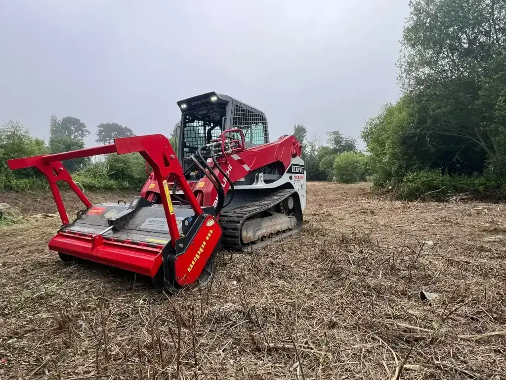 Broyeur forestier Takeuchi TL12V2 sur un chantier de défrichage à Fouesnant