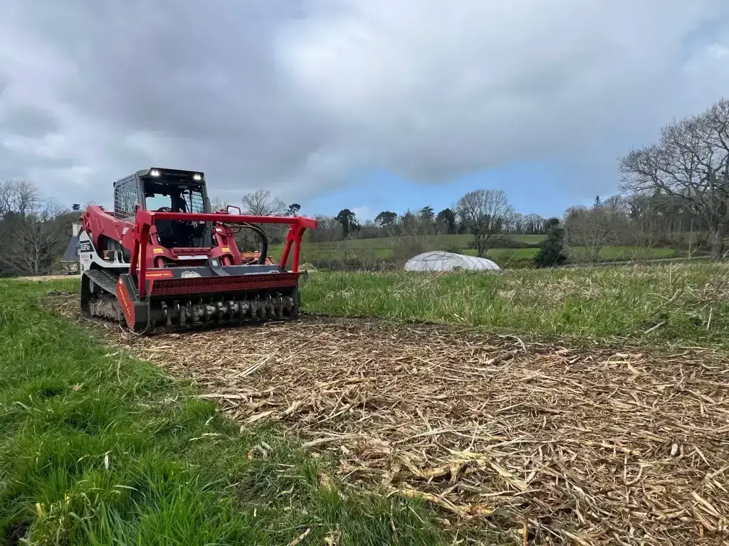 Broyeur SEPPI MINIFORST sur chenillard en terrain pentu, défrichage en Finistère Sud