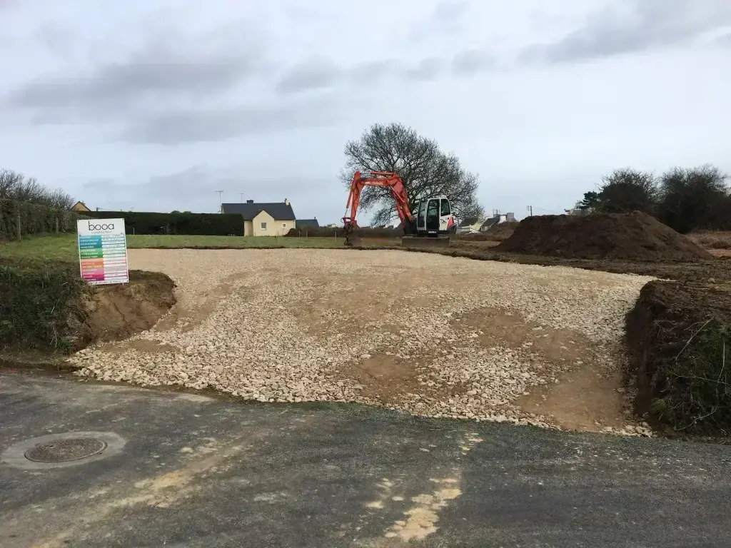 Plateforme empierrée et compactée sur un terrain à bâtir, préparation d'accès en Finistère Sud