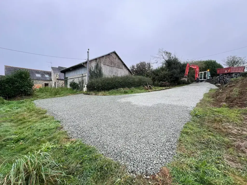 Chemin d'accès empierré en gravier concassé devant une longère, empierrement en Finistère Sud