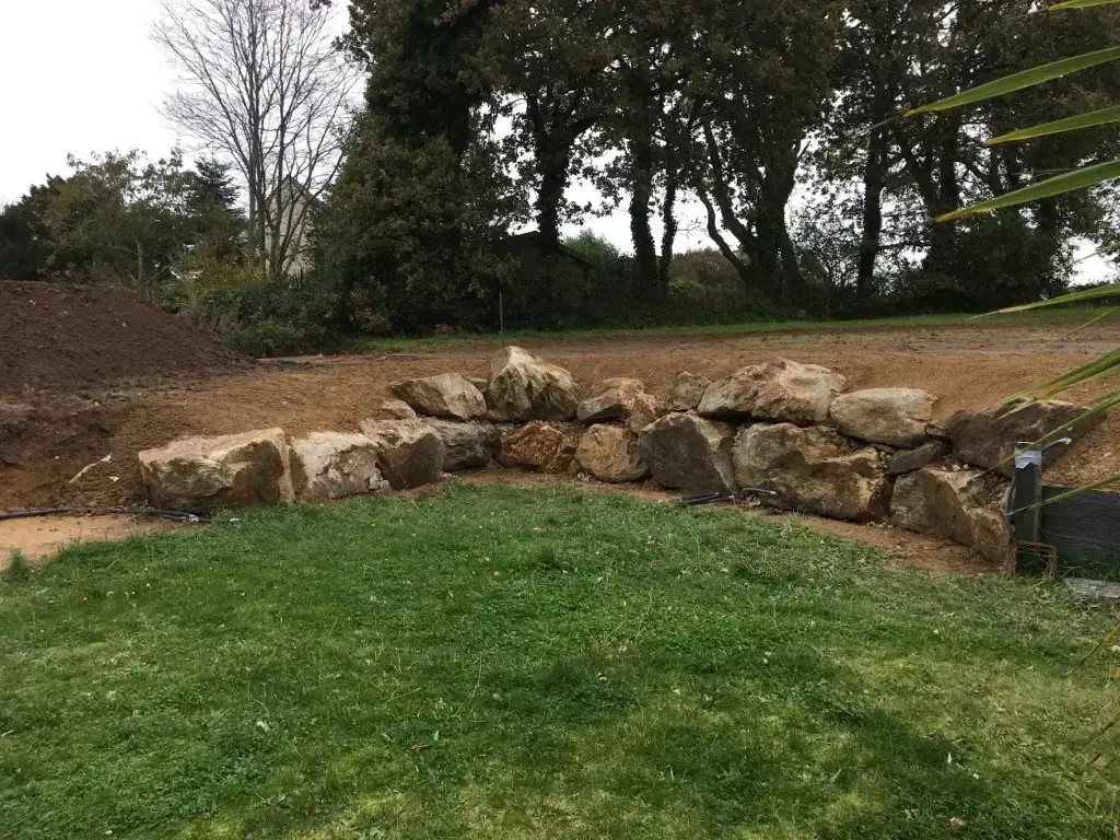 Muret d'enrochement en blocs de pierre naturelle pour soutènement de talus, aménagement en Finistère Sud