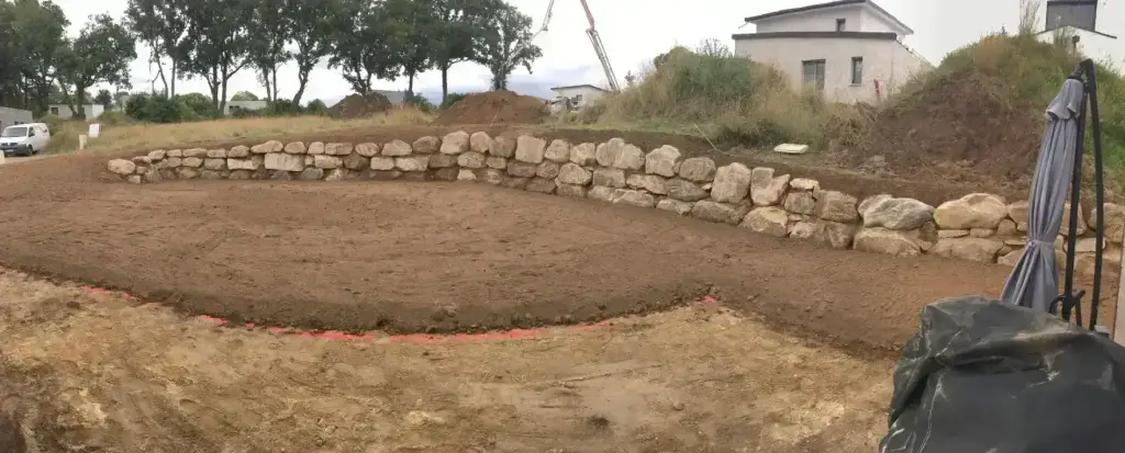 Mur d'enrochement paysager retenant un talus remblayé, aménagement extérieur en Finistère Sud