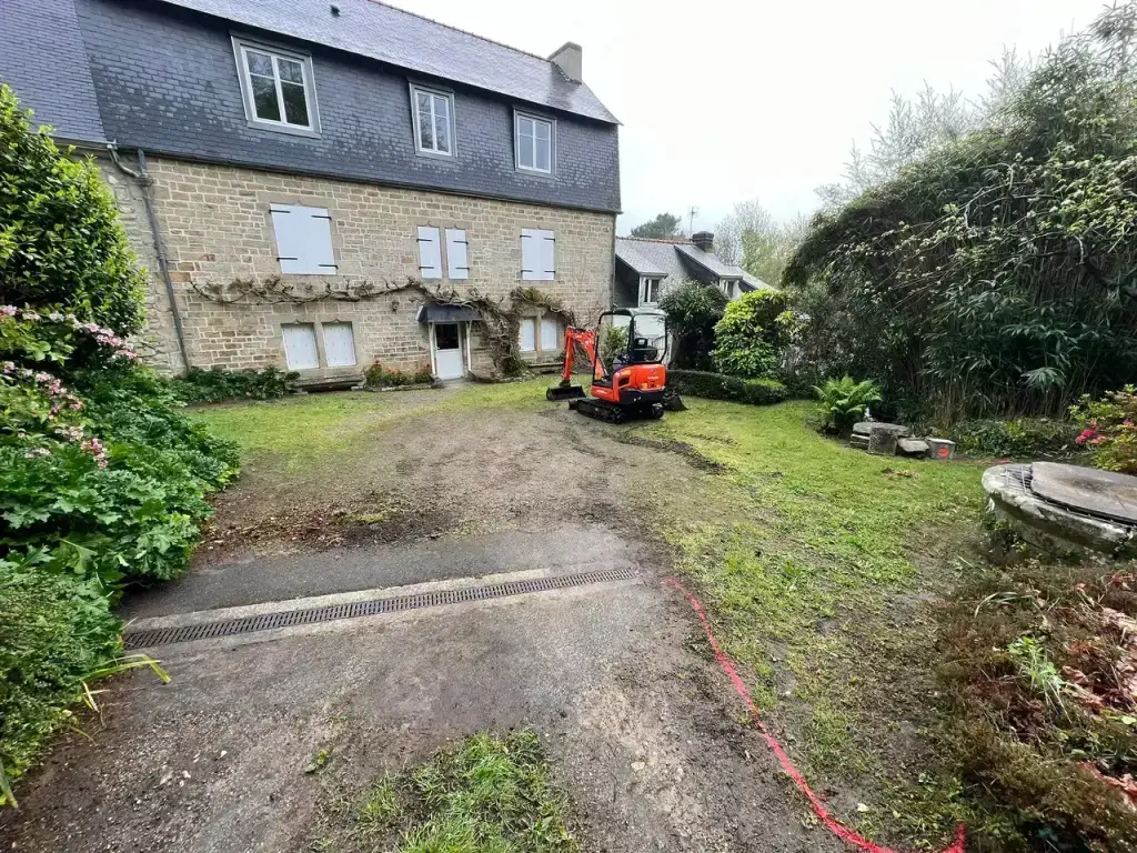 Décaissement de l'allée le long de la longère pour la création d'une cour en stabilisé 0/20, chantier Airbnb à Douarnenez