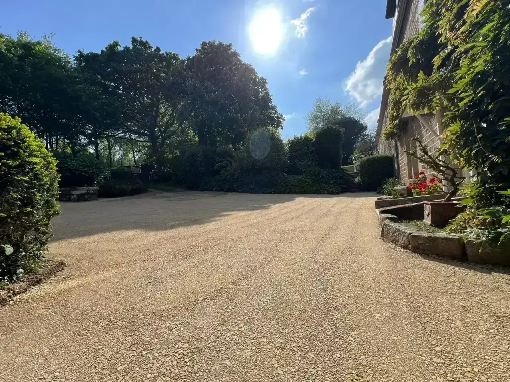 Cour en stabilisé 0/20 achevée en grand angle pour un Airbnb à Douarnenez