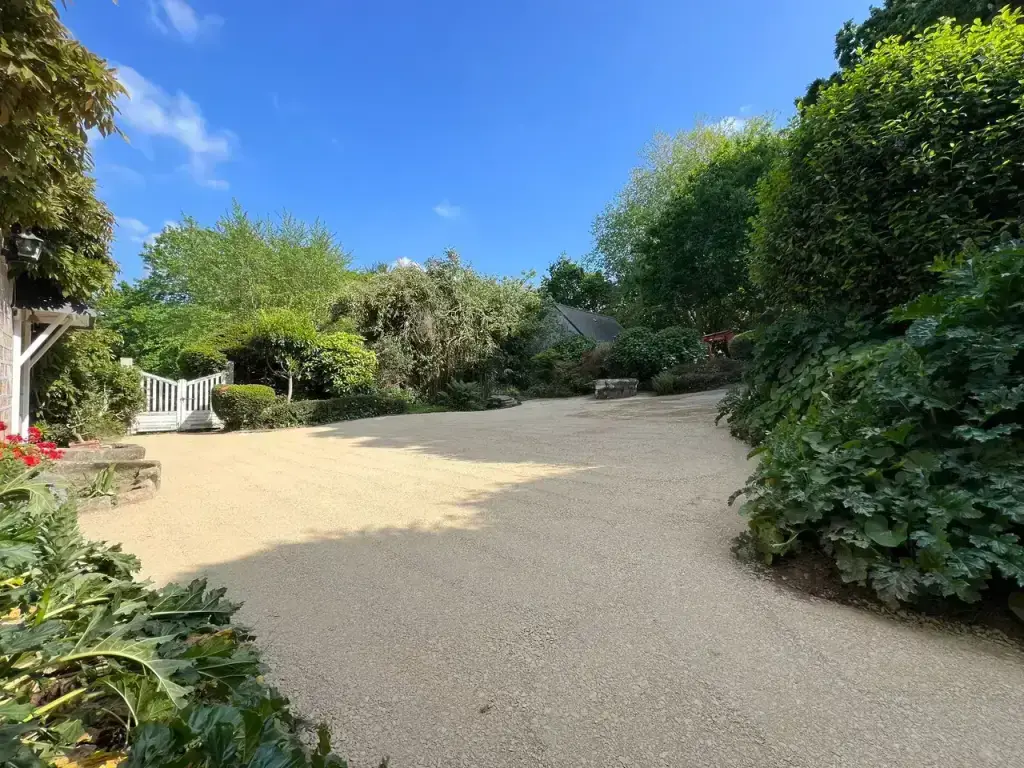 Pose du géotextile sous le gravier 0/20 pour la création d'une cour stabilisée, Airbnb à Douarnenez