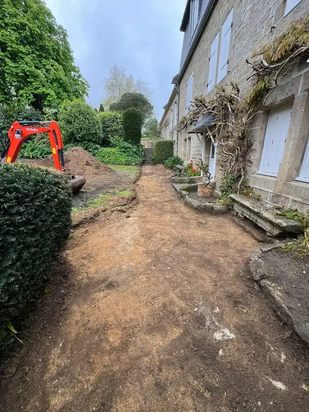 Évacuation des terres excédentaires à la pelle pour la création d'une cour en stabilisé 0/20, Airbnb à Douarnenez