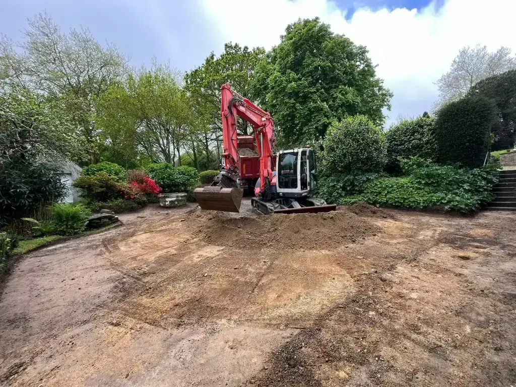 Plateforme nivelée avant empierrement pour une cour en stabilisé 0/20, gîte Airbnb à Douarnenez