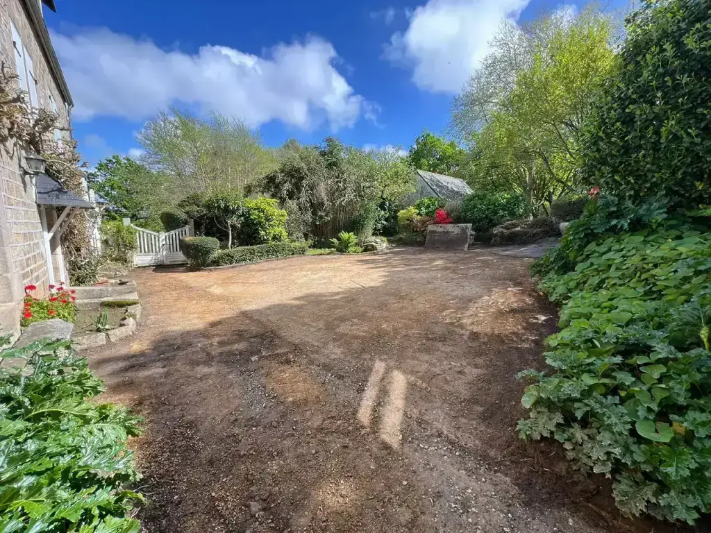 Réalisation d'une tranchée de drainage et caniveau pour la cour en stabilisé 0/20 d'un Airbnb à Douarnenez