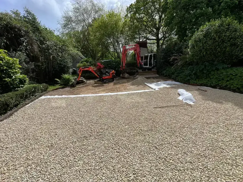 Mise en place de la couche de forme en gravier blanc pour la cour en stabilisé 0/20, Airbnb à Douarnenez