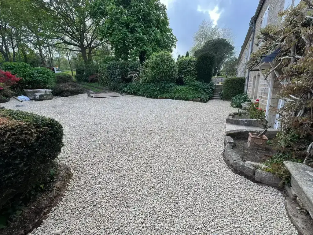 Apport et répartition du stabilisé 0/20 sur la cour de l'Airbnb à Douarnenez
