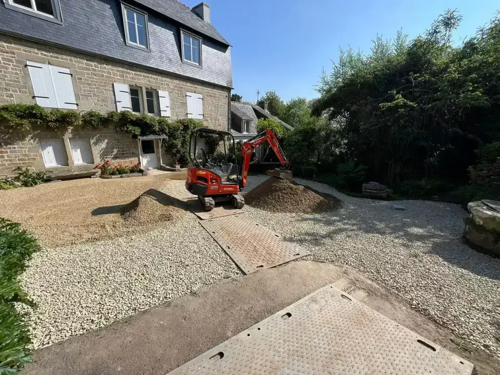 Compactage du stabilisé 0/20 à la plaque vibrante, création d'une cour pour Airbnb à Douarnenez