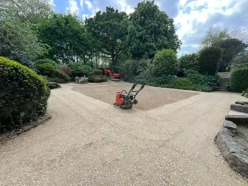 Vue d'ensemble de la cour en stabilisé 0/20 terminée pour un Airbnb à Douarnenez